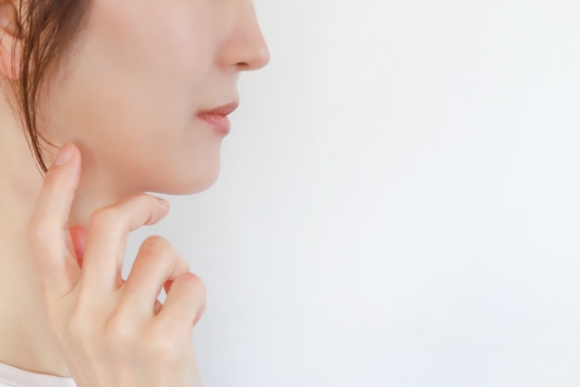 女性　フェイスライン　すっきり