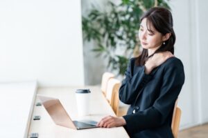 肩こり　女性
