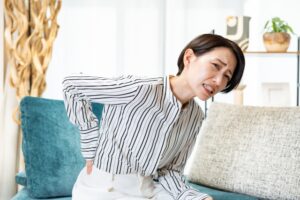 体　痛い　右側