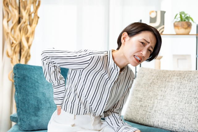 体　痛い　右側